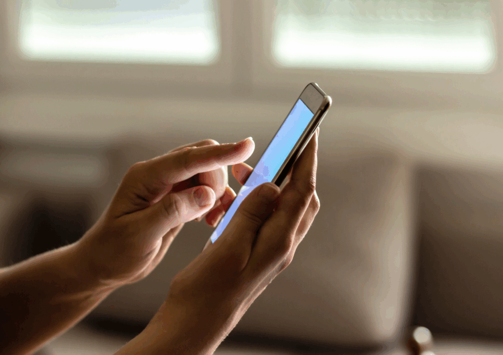 ידיים מחזיקות טלפון